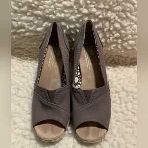 Toms Grey Wedge Sandal, size 6